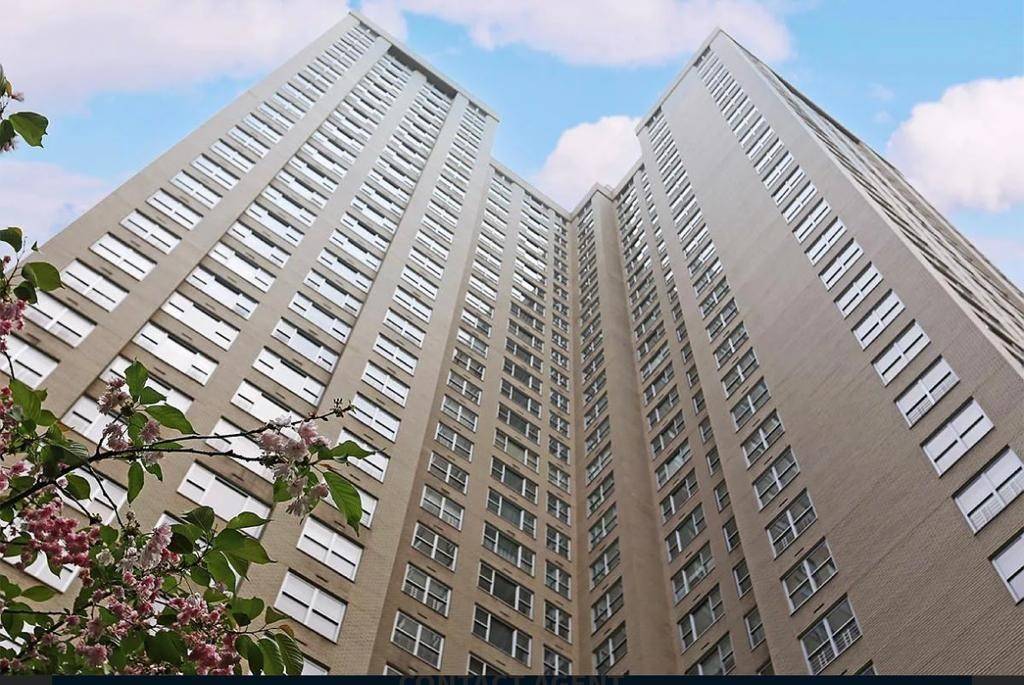 **East 50's-60's ** Full service DM Building ** One bedroom, Fitness Center