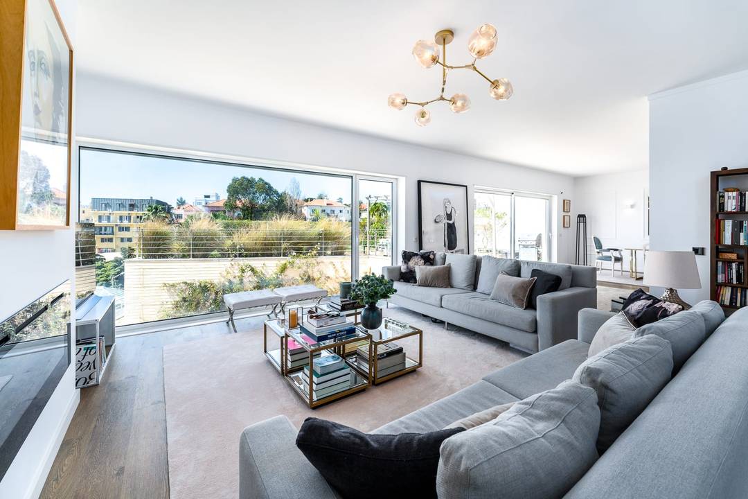 **Luxurious 4-Bedroom Townhouse in the Heart of Estoril – Fully Furnished, Steps from the Beach