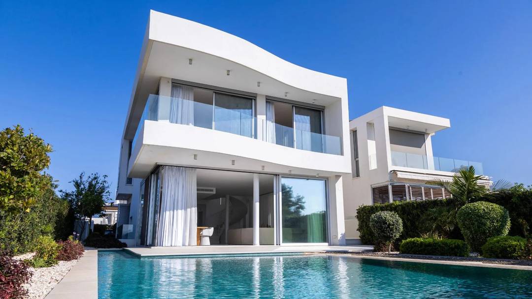 Frontline Seafront 5BR Villa in Coral Bay