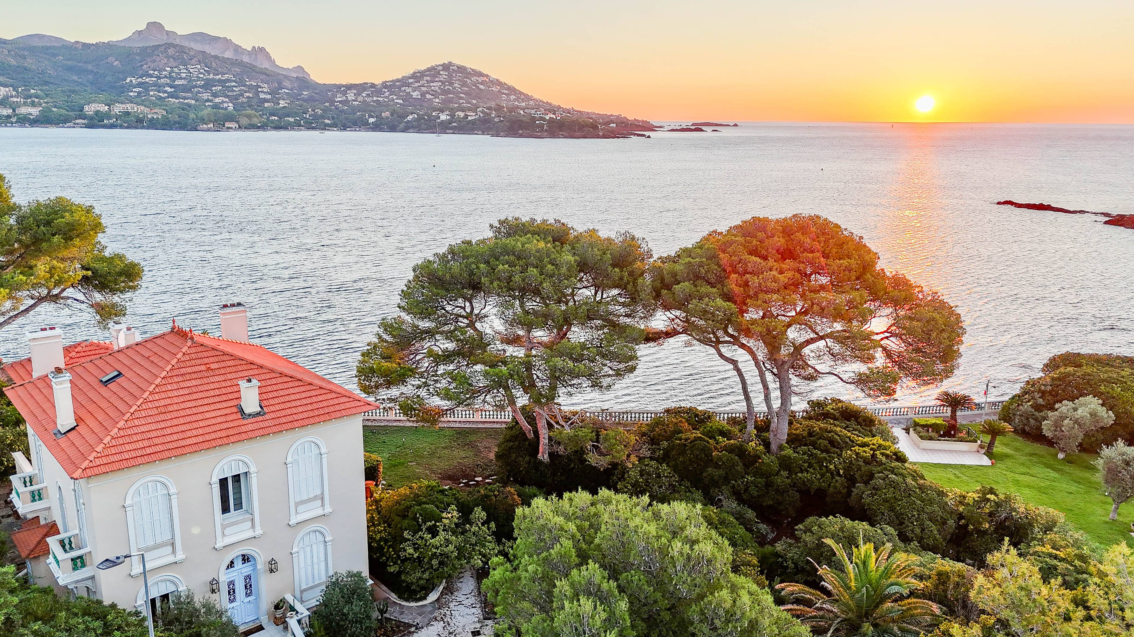 Waterfront Belle Epoque Villa - Between Cannes and St-Tropez