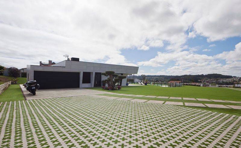 Stylish Contemporary Home with Pool and Panoramic views  in  Oleiros,A Coruna