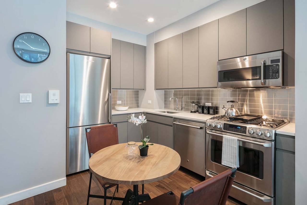 Chelsea Full Service Building Modern Studio Apartment