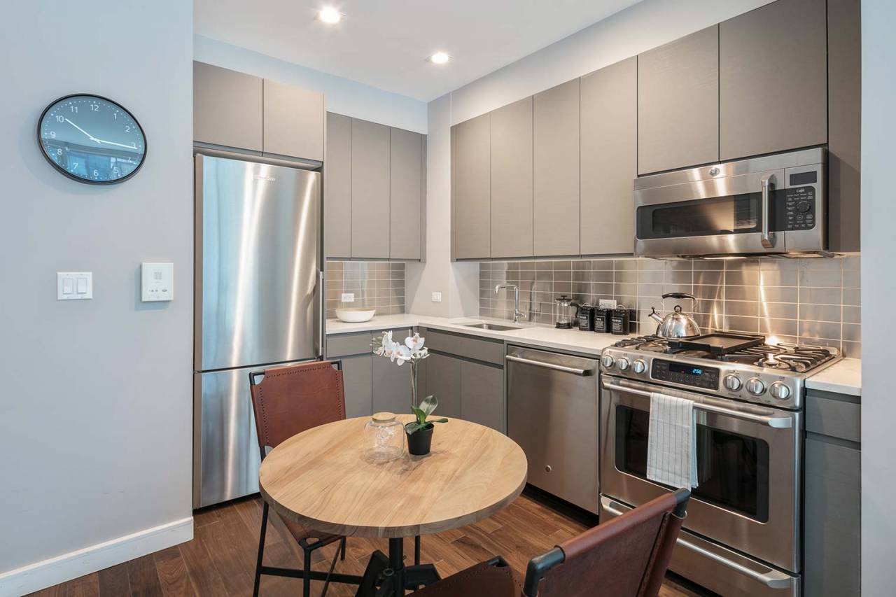 No Fee, Chelsea Full Service Building Modern Studio Apartment