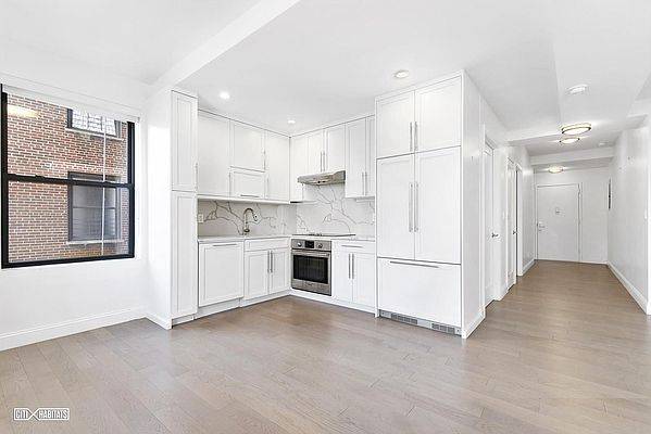 Beautifully configured, bright and spacious 3 bed, 2 bath available for summer short term rental