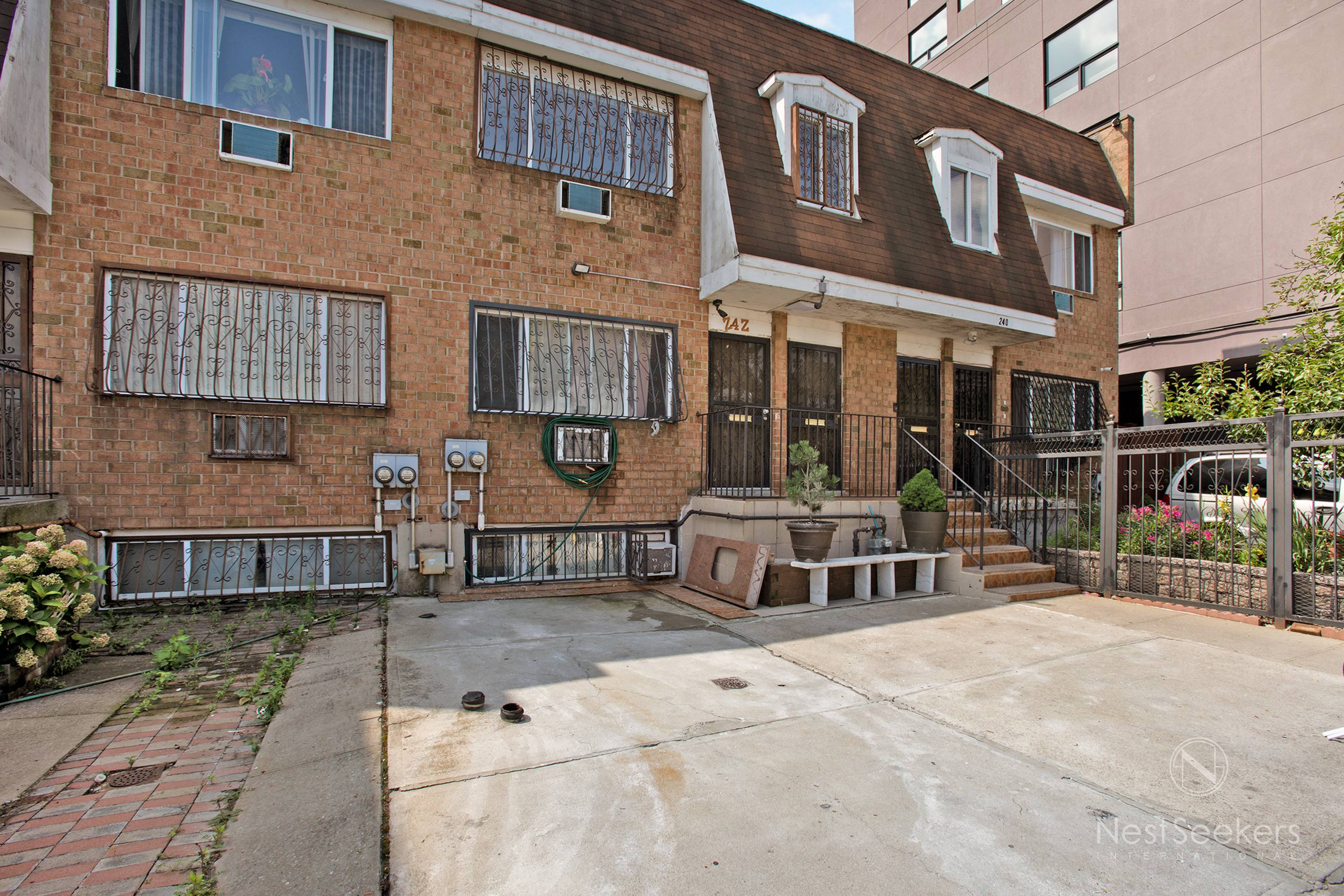 Sun-drenched, Open Concept Living- 3b/1ba Beauty
