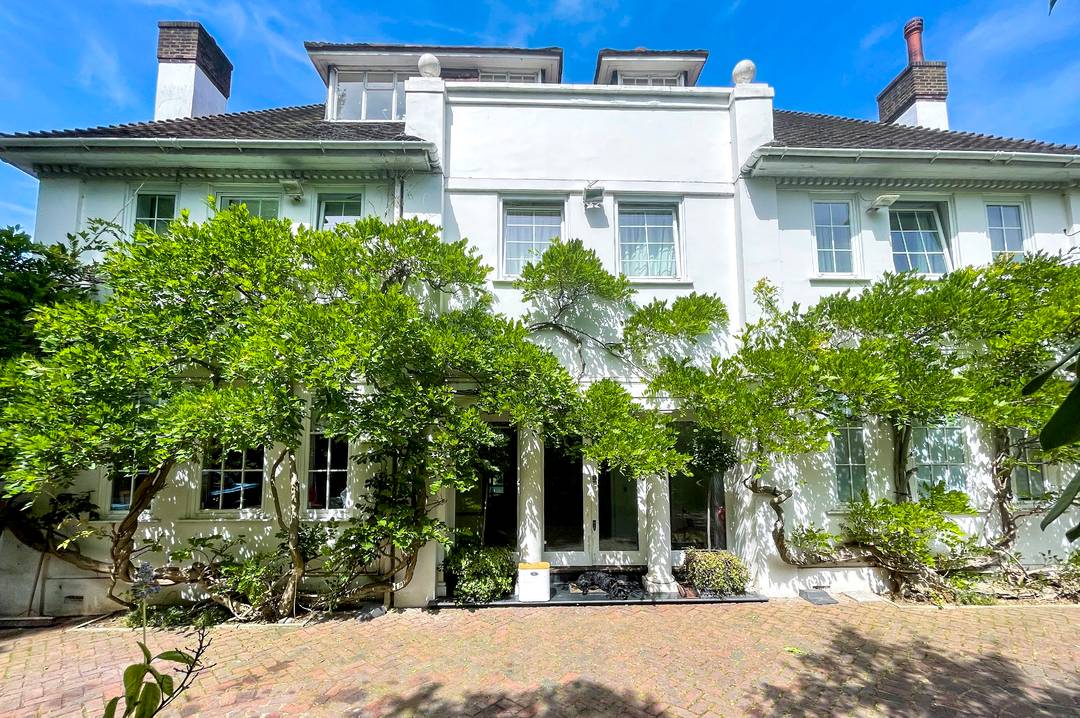 Park Lodge  London SW15 Distinguished Country House with Pool