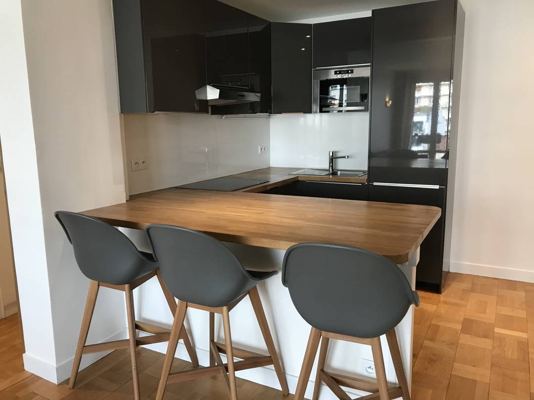 Elegant Parisian Apartment with Balcony and Unobstructed Views in the 16th