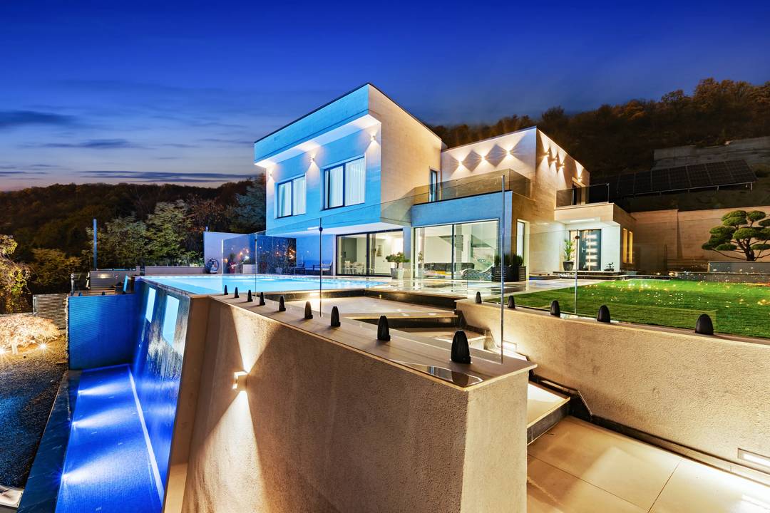 A Landmark Sunlit Hilltop Estate with Uninterrupted Panoramas and Detached Guest Accommodation | Cluj-Napoca, Transylvania