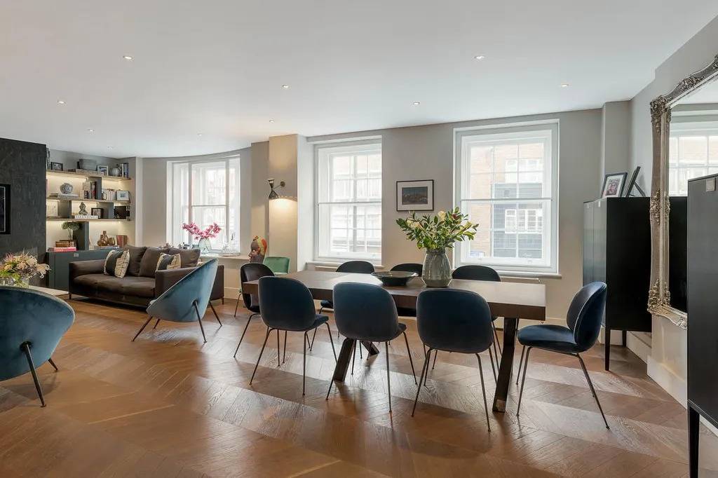 3 Bedroom Apartment at Newton Court, Kensington Church Street, W8, London