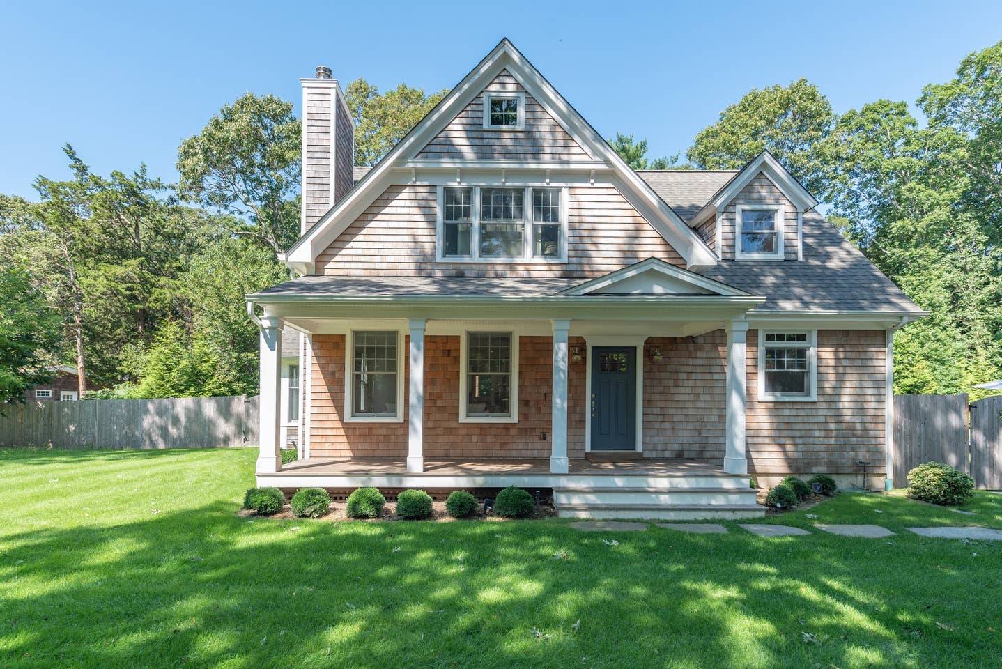 Spectacular East Hampton Retreat 4 Bedroom 3 Bath Pool Lounge