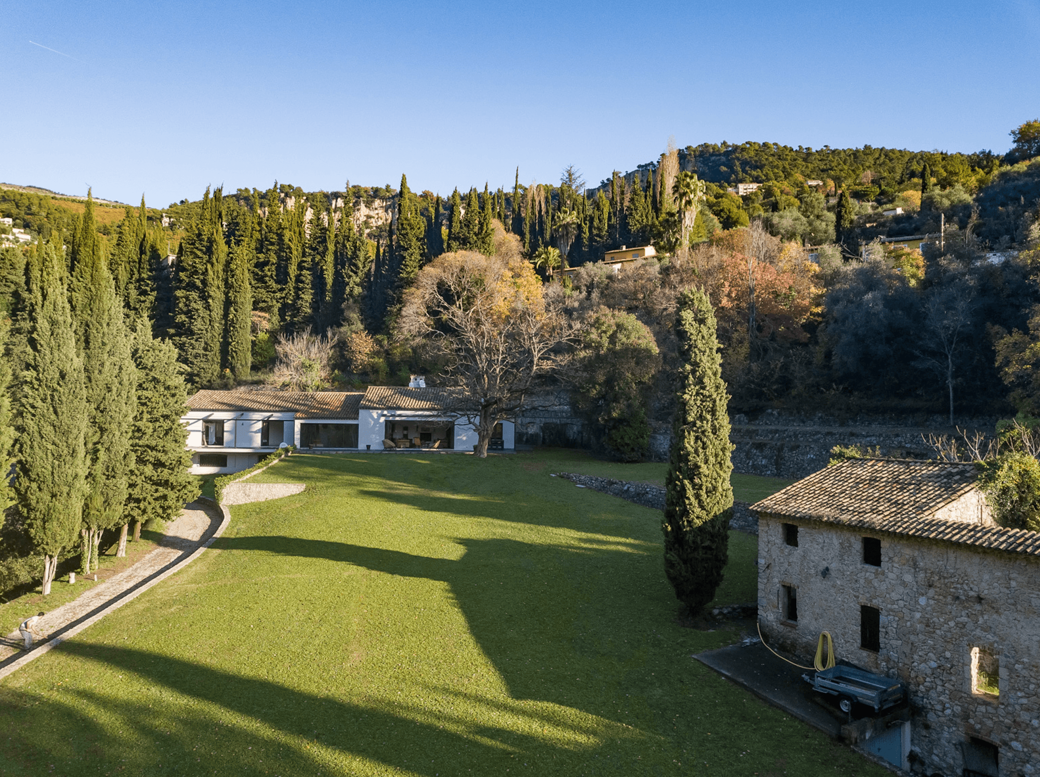 Charming villa located in Grasse with large plot of land and a small stable ..