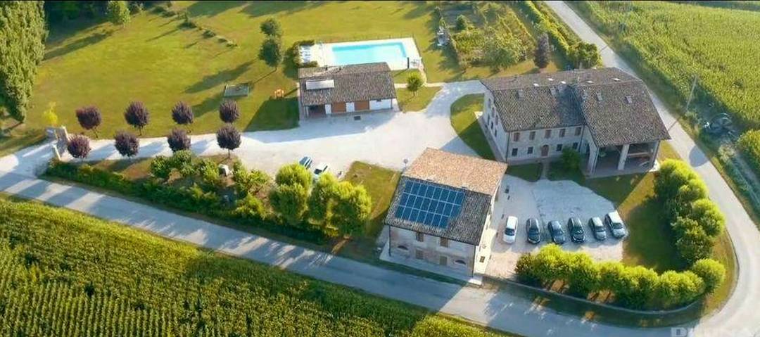 Prime Lombardy Investment: 11,000 m² Country Estate with Pool, Vineyard & Restaurant Potential