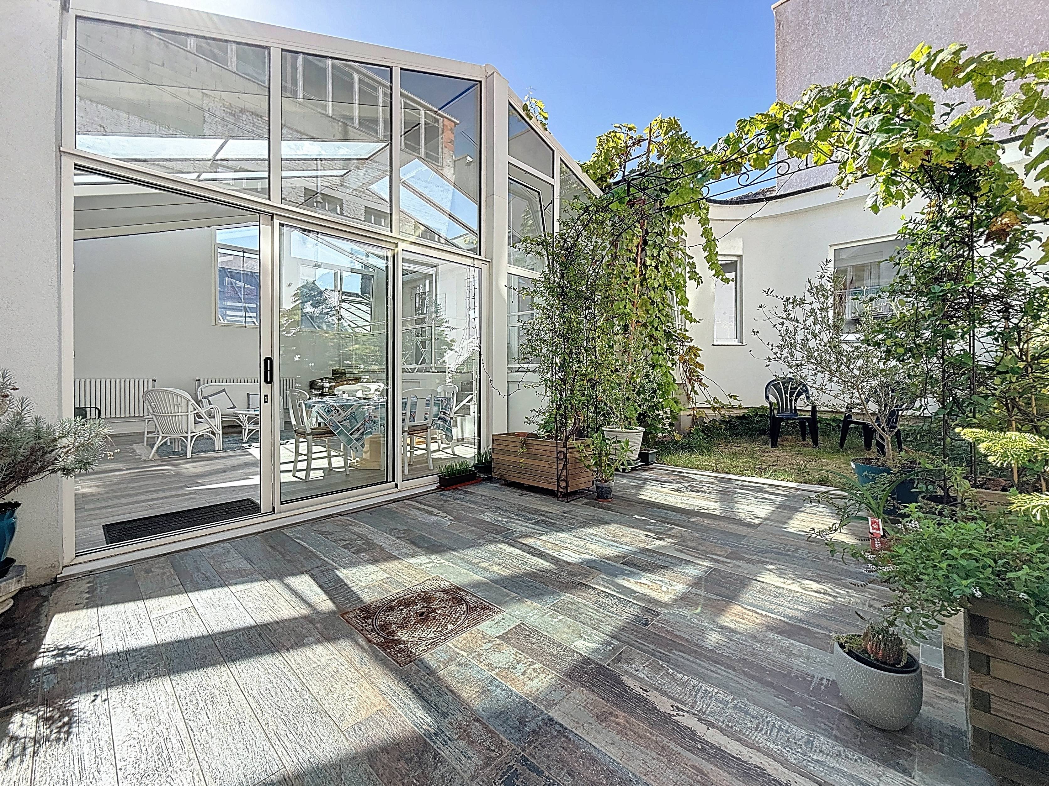 Stunning Architect-Designed 5-Bedroom House with Glass Conservatory & Private Garden in Gentilly