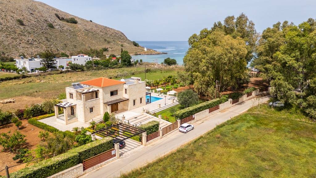Elegant Stone Villa with Sea Views and Private Pool. Only 200 m from the beach/Chania