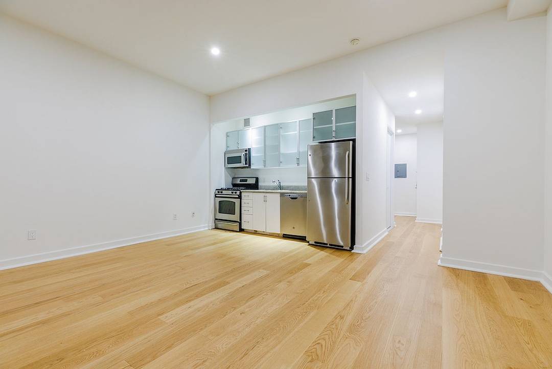 No Fee, FiDi Luxury Junior 1 Bed/1Bath Apartment in Amenity Filled Building