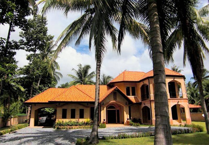 Mediterranean style Thai 280 m2 villa with 4 bedrooms. FREE car!  Private pool and large plot.