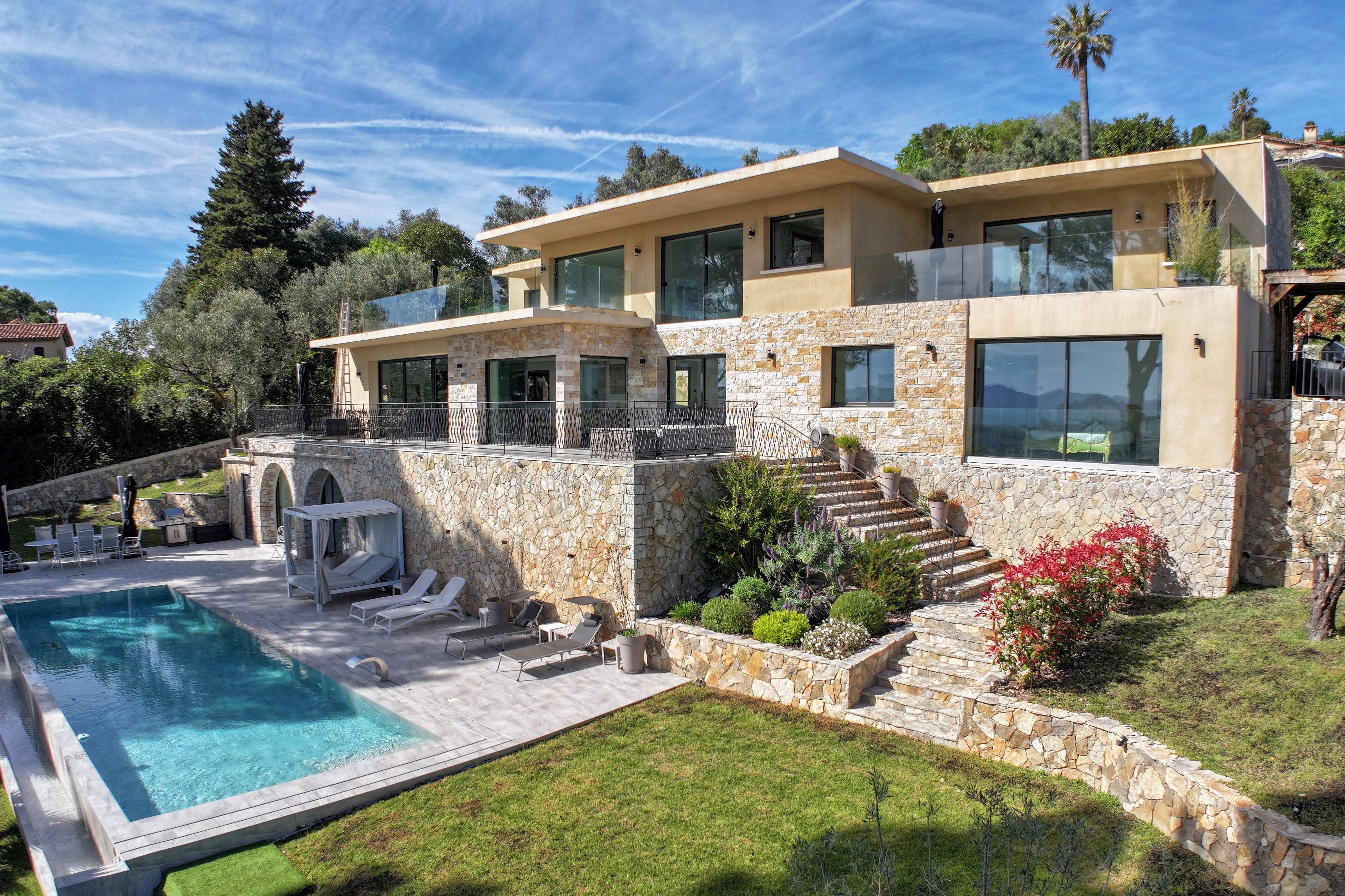 MODERN VILLA IN MOUGINS WITH PANORAMIC SEA VIEW