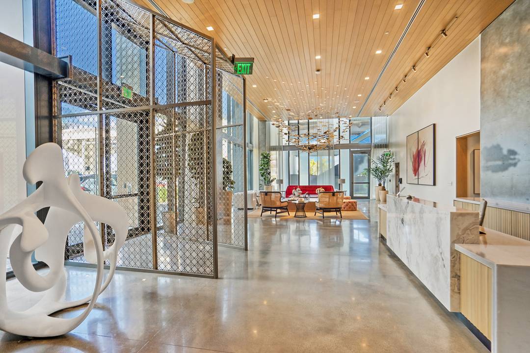 MIAMI DOWNTOWN SKYSCRAPER OCEAN VIEW APARTMENT FOR RENT | 1 BED 1 BATH, BALCONY, PARKING | 920 SF