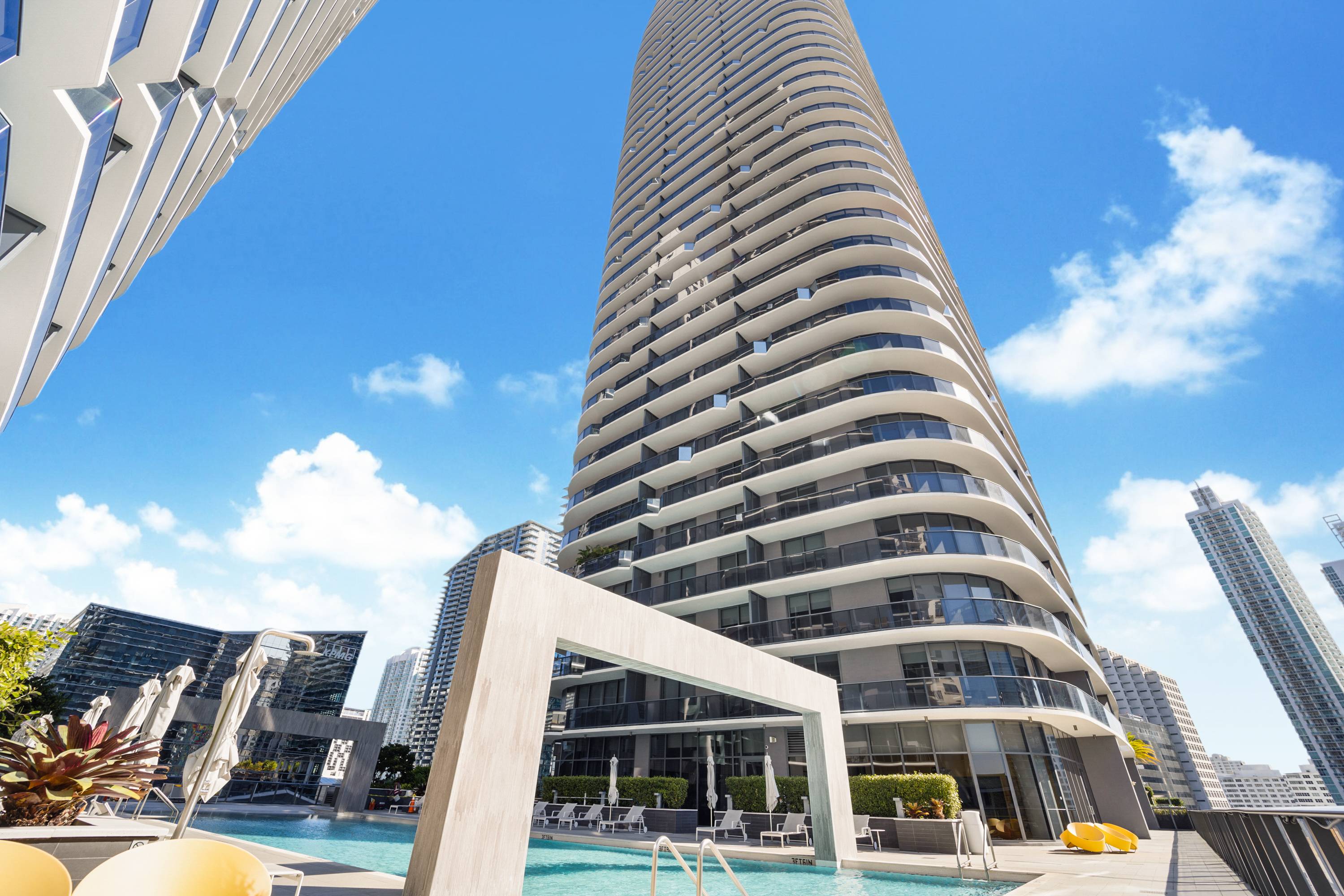 Miami Financial District FOR SALE |1 bed 1.5 bath 776 sf | Convertible 2 bed or Office | Five Star Building