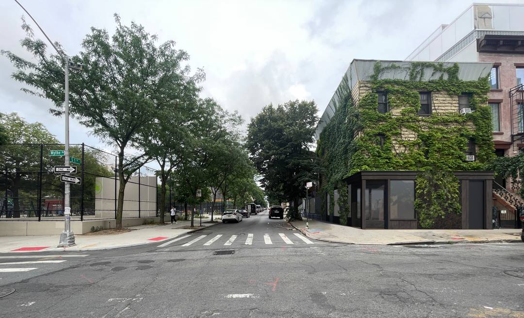 CORNER RESTAURANT IN PRIME WILLIAMSBURG - WYTHE AVE & S.1ST ST.