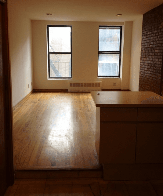 Spacious studio in Lenox Hill,Half block from Rockefeller University, Memorial Sloan-Kettering hospital. Easy access to Marymount Manhattan College.
