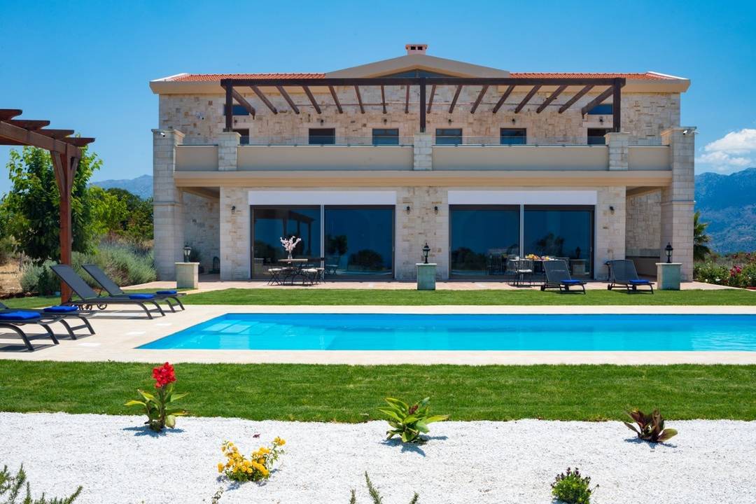 A Luxurious Villa With Breath-Taking Panoramic Mountain and  Sea Views