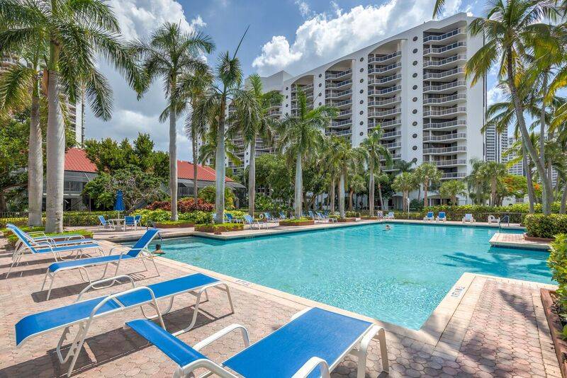 Renovated 2 Bed 2 Bath with Marina Access in Aventura, Miami