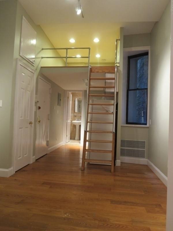 3 Months free +no fee The apartment is conveniently located near the B, D, J, Z, and 6 trains. Short commute to NYU, Pace University, and Financial District.