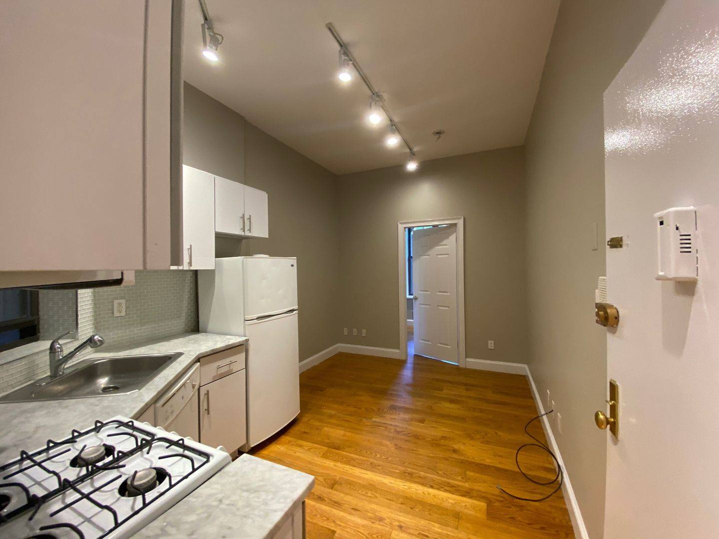 3 Months free + No fee Chrystie, Lower east side, dinning, bars , luxury hotels, whole foods, soho,conveniently located near the F, M, D, J, Z, and 6 trains. Short commute to NYU, Pace University, and Financial District.