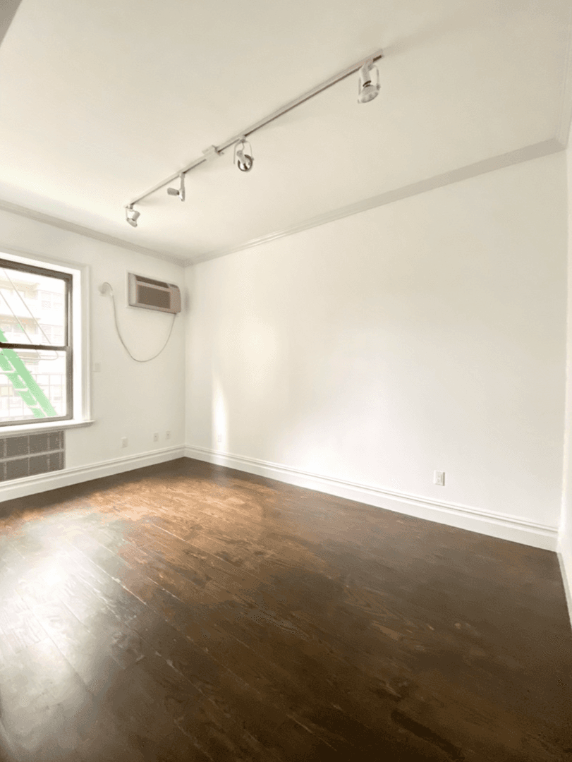 2 Months free + No fee Commerce Street is surrounded by chic restaurants and stores. Very close to NYU. Short walk to Hudson River Park, the High-line, Bleecker Street,