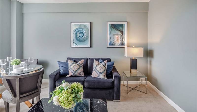 HILL STREET, Mayfair: ELEGANT ONE-BEDROOM APARTMENT IN ART DECO BUILDING WITH PRIVATE GARDEN ACCESS