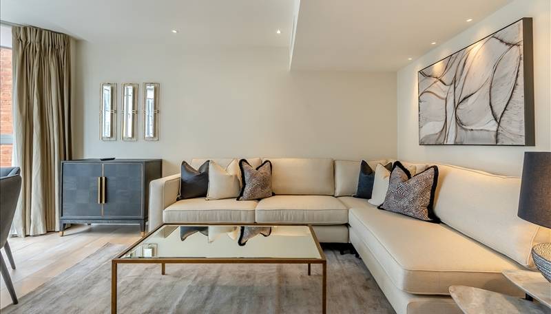 Spacious One Bedroom Apartment with Contemporary Interiors in Kensington