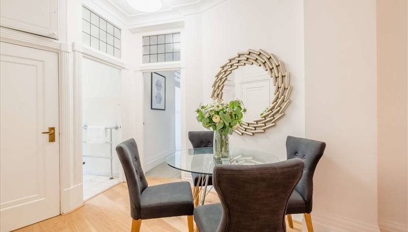 Art Deco Elegance: Ground Floor Garden Retreat