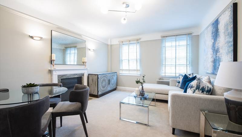 Luxury Living in Chelsea: 2 Bedroom Apartment with Communal Gardens