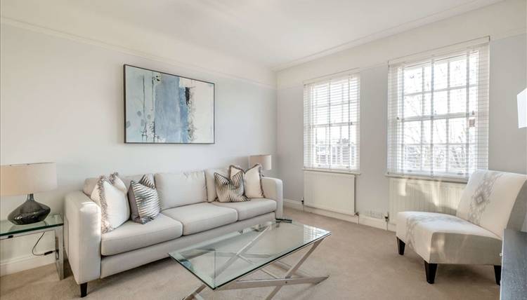 Beautiful Fifth-Floor Two-Bedroom Apartment with Views Over Communal Gardens