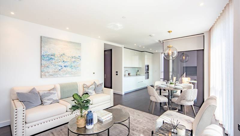 Two-Bedroom Apartment with Balcony and Premium Amenities in Nine Elms