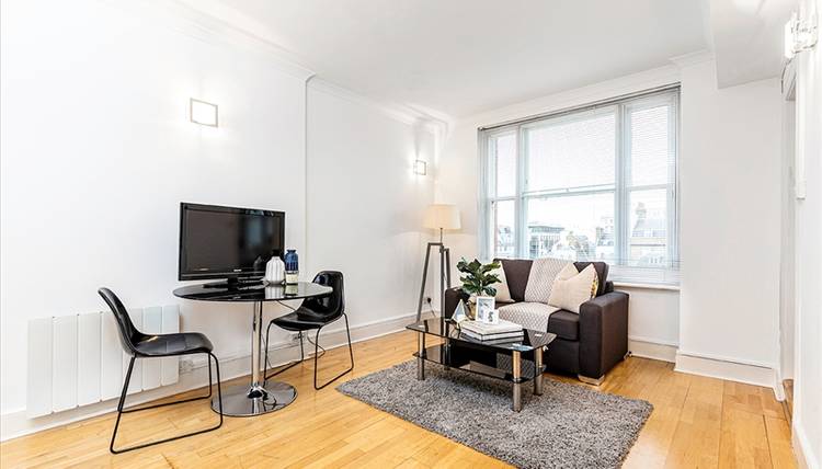 Elegant Seventh-Floor Studio Apartment in the Heart of Mayfair