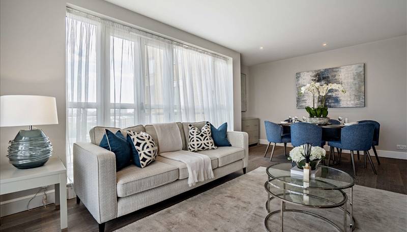 Elegant Two-Bedroom Waterfront Apartment with Skyline Views in Canary Wharf