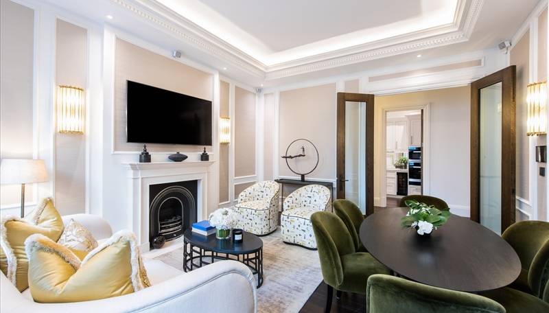 Refined Kensington Apartment | 2-Beds, 2-Baths, W8