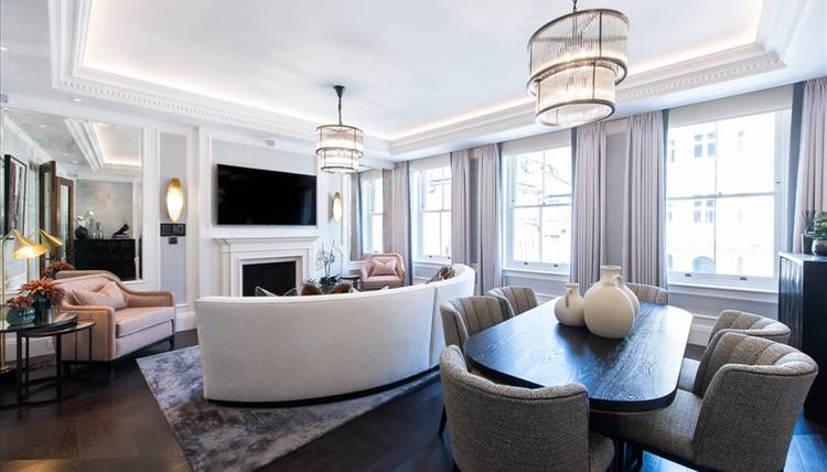 Elegant Two-Bedroom Apartment with Juliet Balcony & Hyde Park Outlook