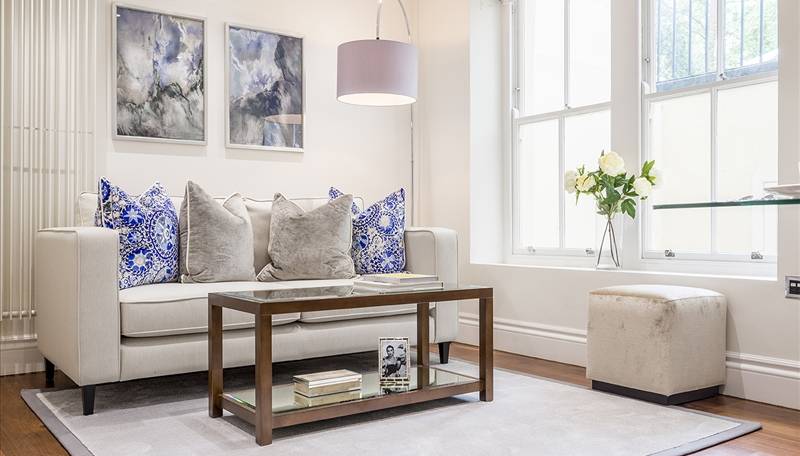Exquisitely Refurbished One-Bedroom Residence with Private Garden Access next to Kensington Garden Square