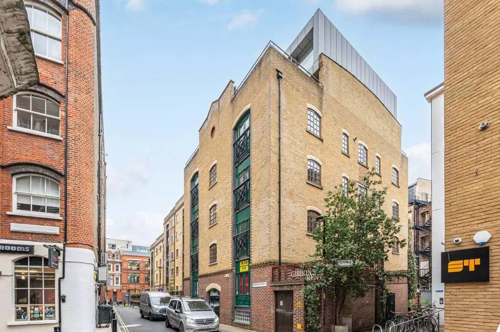 Stylish Two-Bedroom Apartment with Parking in the Heart of London Bridge