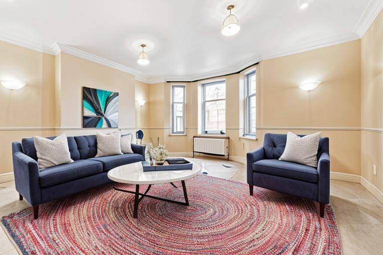 A well presented 2 bed 2 bath apartment on the first floor in a charming period mansion block in the heart of Fitzrovia, W1T