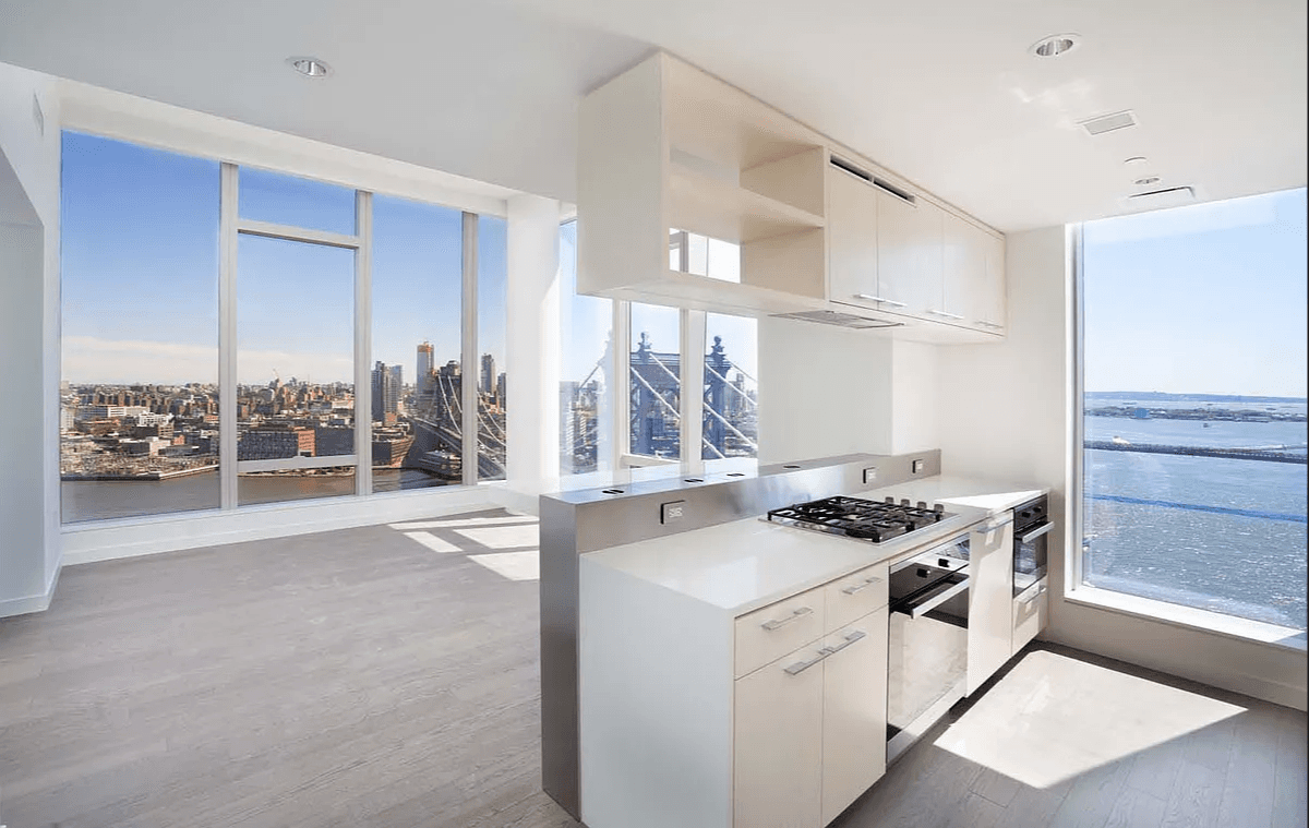 Live in this gorgeous 2 Bedroom 2 Bathroom with SKYLINE views at the Luxurious One Manhattan Square!