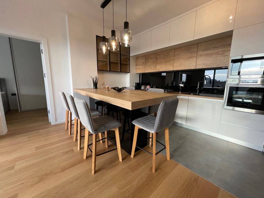 Modern Luxury 3-Bedroom Penthouse with Garage
