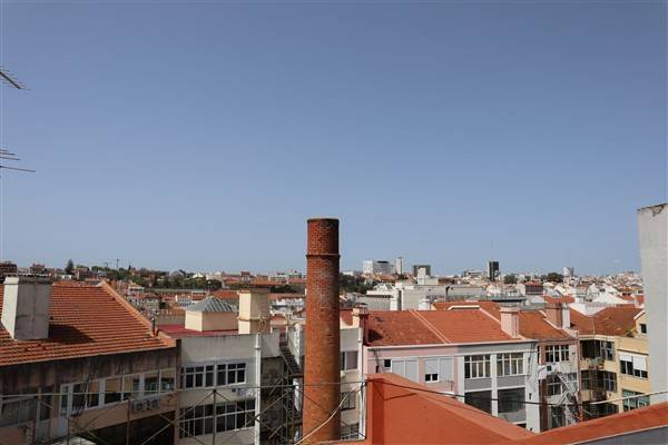 LIVING IN A TRADITIONAL NEIGHBORHOOD OF THE CENTER OF LISBON