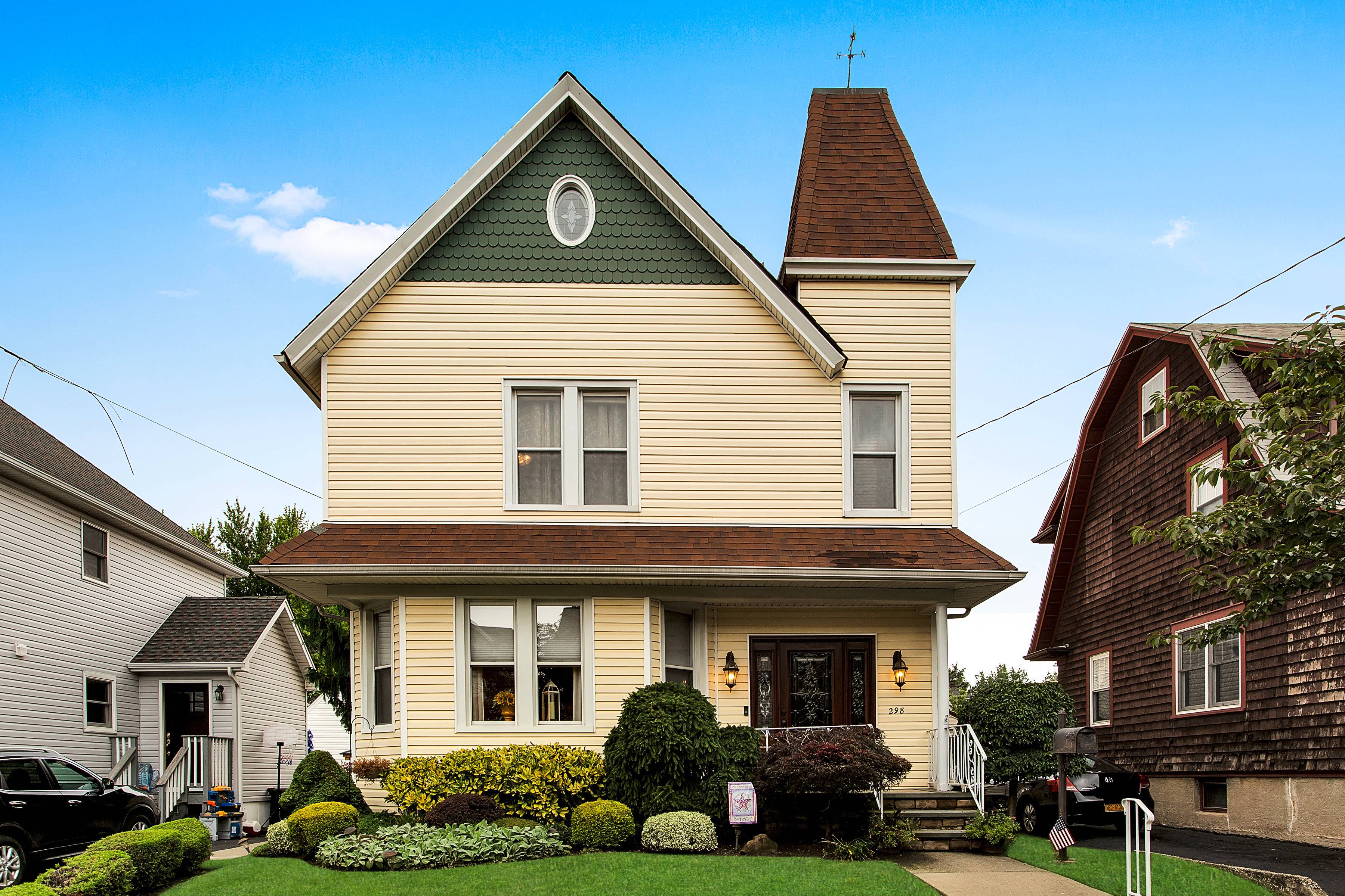 Large Colonial Home in Desirable Historic Westerleigh!