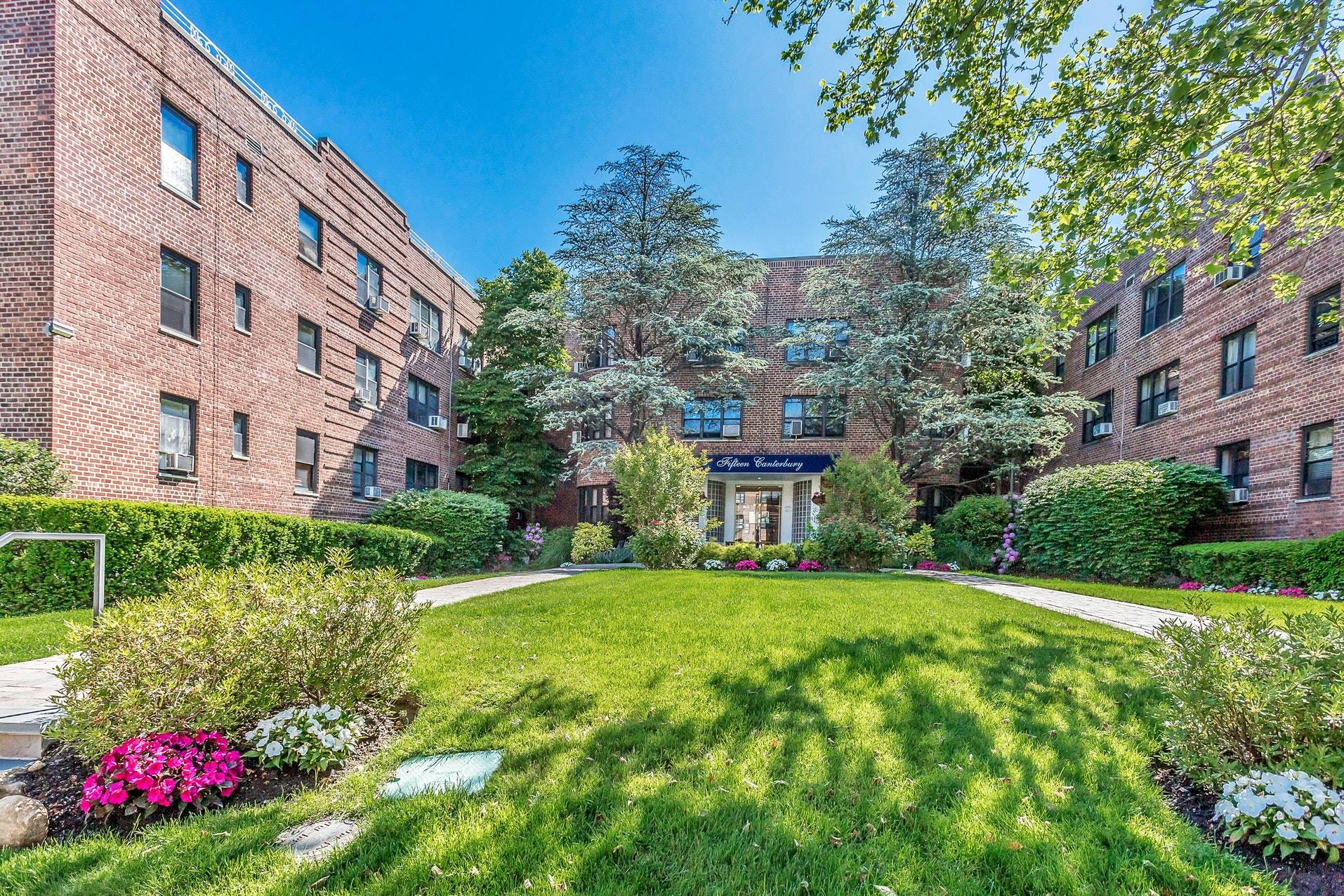 Perfect 1 Bedroom Co-op in Great Neck Near LIRR!
