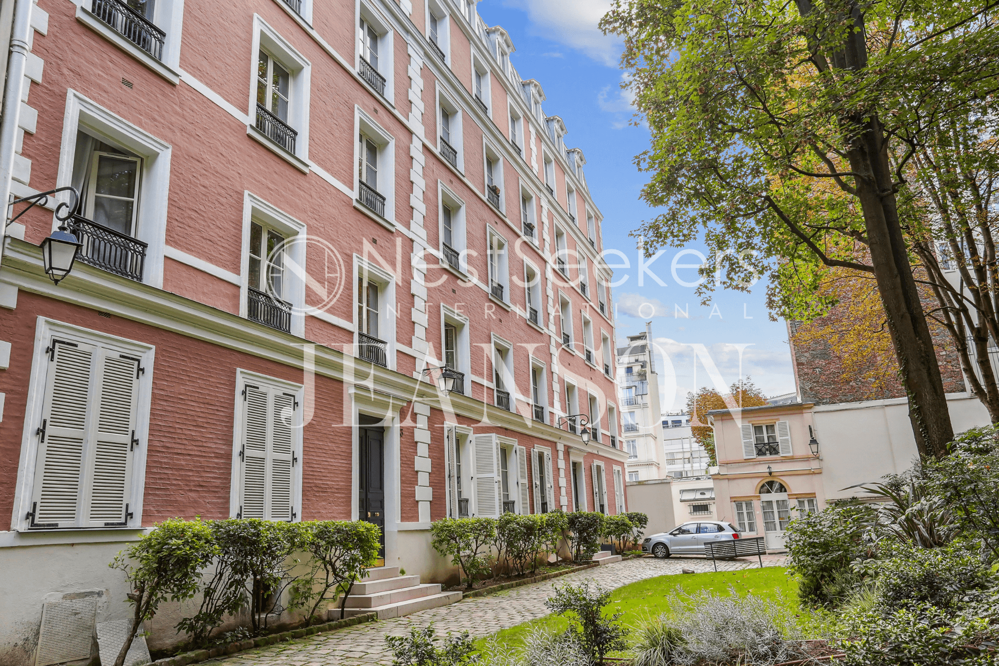 An oasis in the heart of the Champs Elysées- un oasis au coeur des Champs Elysées