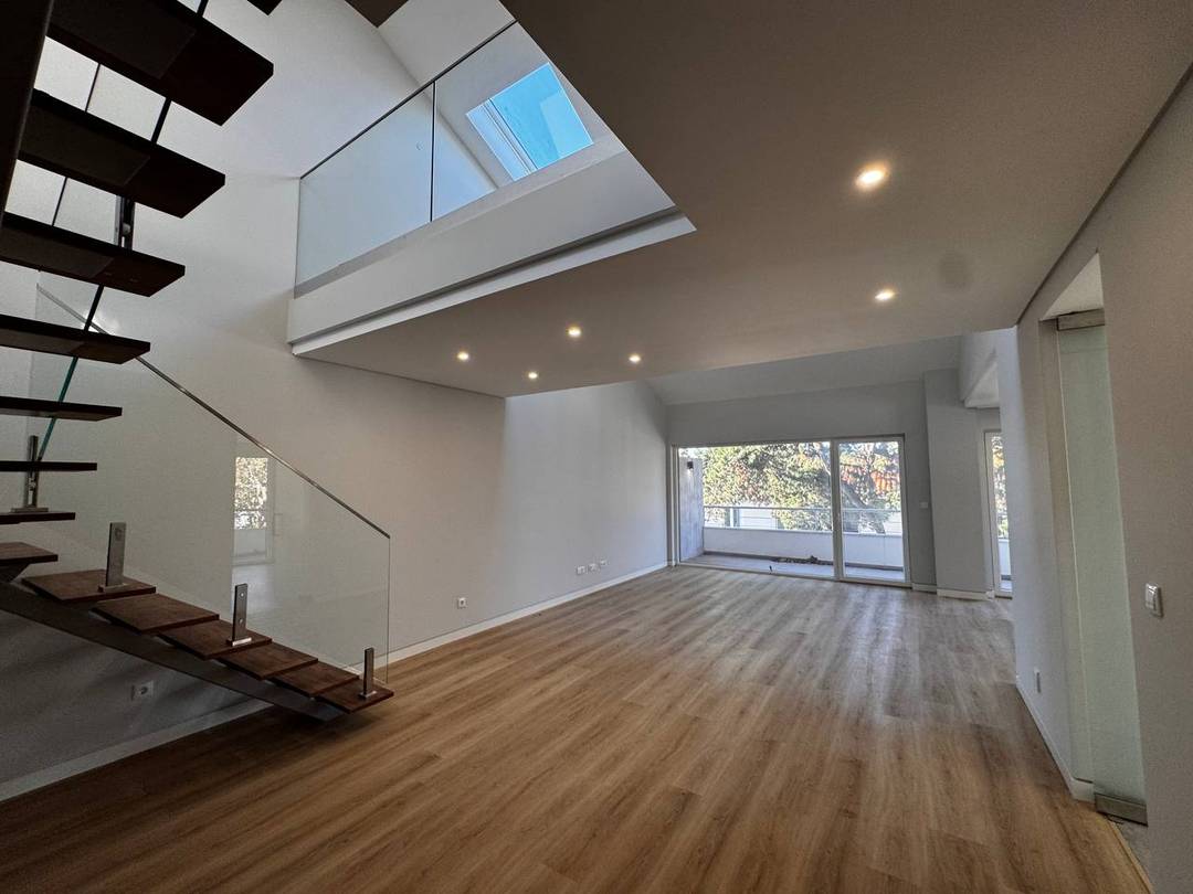 Amazing Duplex Penthouse in the Center of Carcavelos